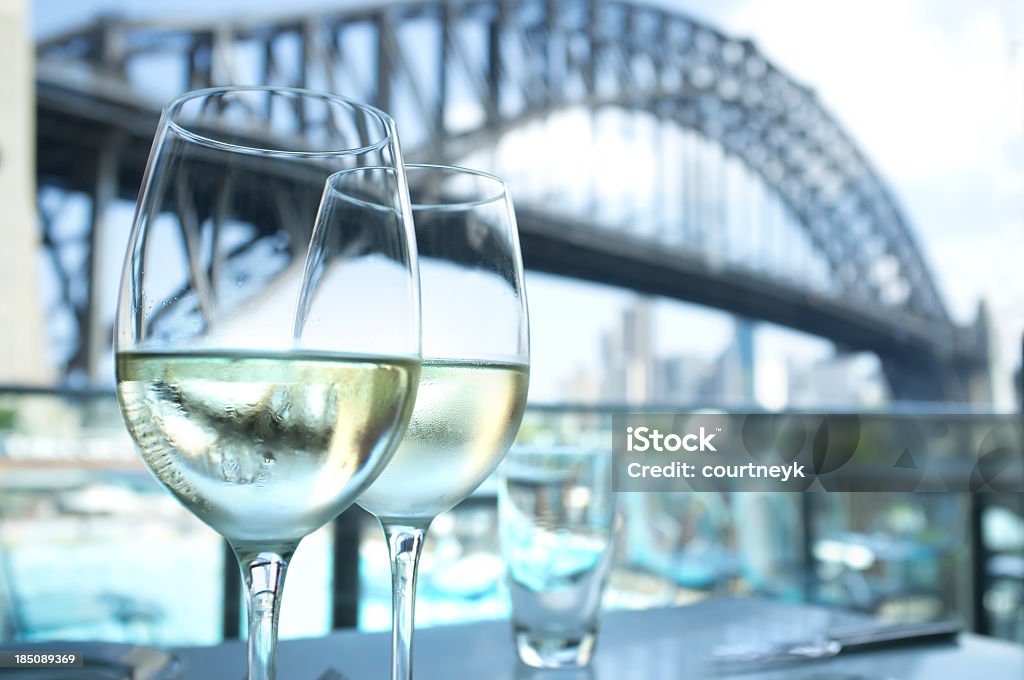 Restaurante con puente Sydney Harbour en el fondo - Foto de stock de Sídney libre de derechos