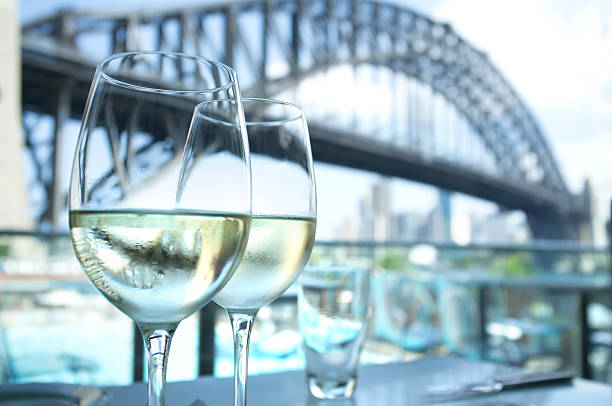 ristorante di sydney harbour bridge in background - sydney australia immagine foto e immagini stock