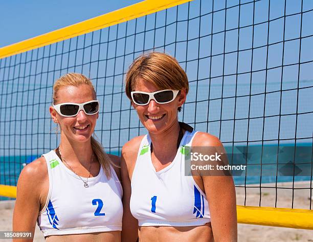 Attraktive Weibliche Strand Volley Spieler Posieren Stockfoto und mehr Bilder von Aktiver Lebensstil