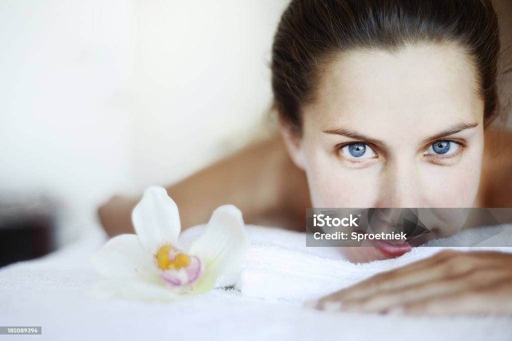 Brilhante mulher com olhos azuis na Mesa de Massagem - Royalty-free 20-24 Anos Foto de stock