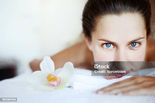 Brilhante Mulher Com Olhos Azuis Na Mesa De Massagem - Fotografias de stock e mais imagens de 20-24 Anos