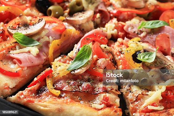 Pizza Con Prosciutto E Funghi - Fotografie stock e altre immagini di Alimentazione non salutare - Alimentazione non salutare, Basilico, Cena