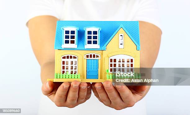 Dom W Ręce Kobiety - zdjęcia stockowe i więcej obrazów Agent nieruchomości - Agent nieruchomości, Agent ubezpieczeniowy, Bezpieczeństwo