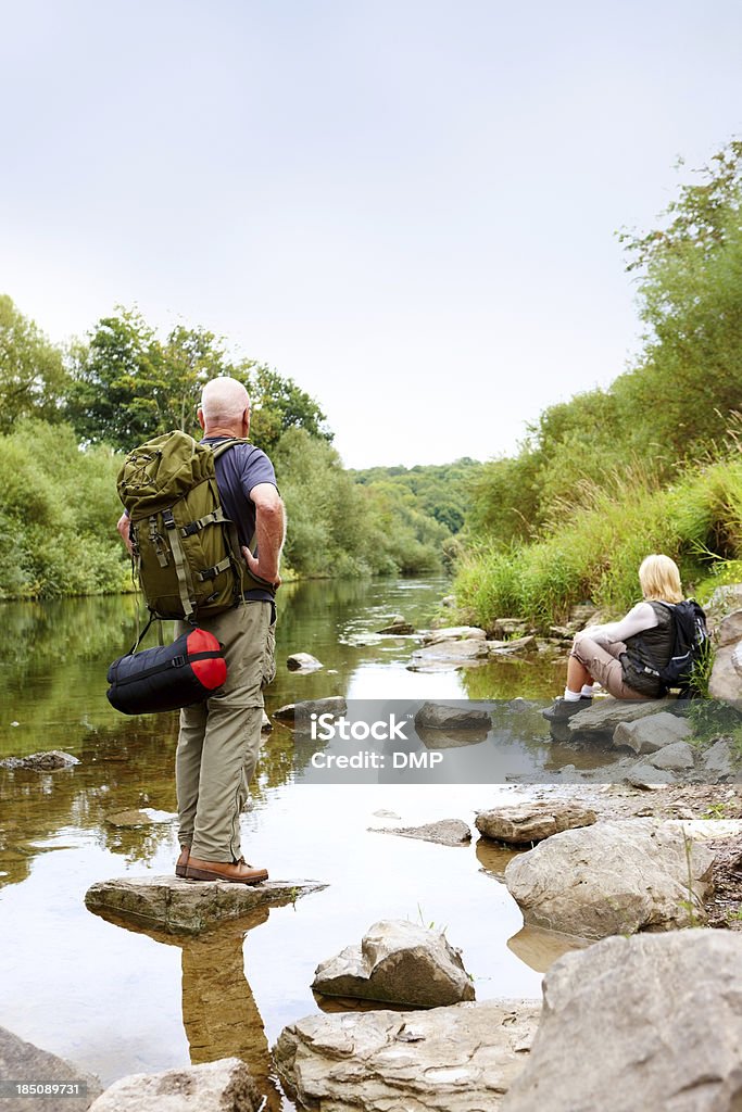 couple de personnes âgées sur jour de randonnée - Photo de Randonnée pédestre libre de droits