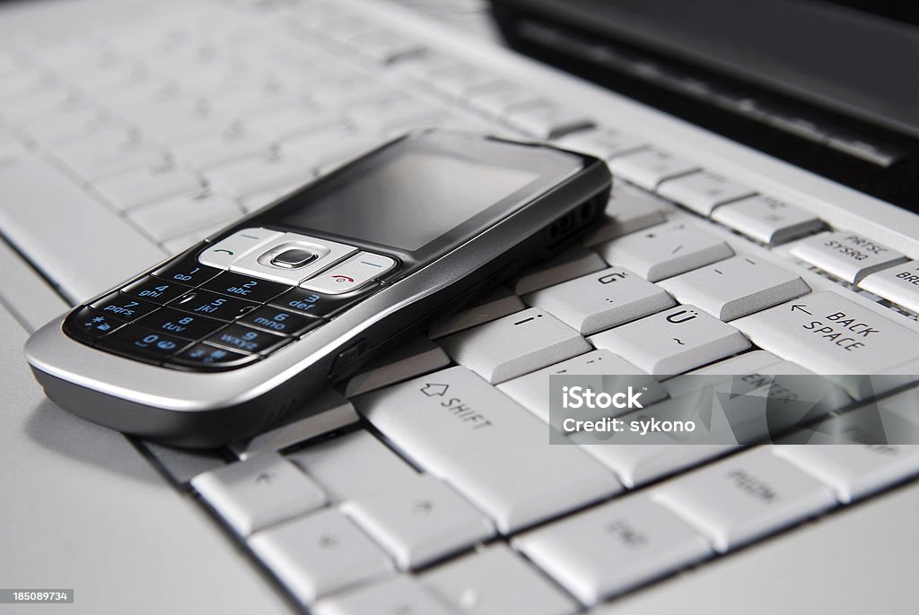 Сотовый телефон и ноутбук - Стоковые фото Без людей роялти-фри