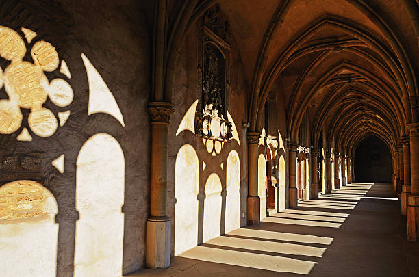 cloister corredor con la luz y sombra - trier fotografías e imágenes de stock