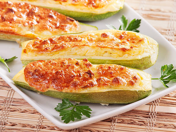 zucchini mit käse gefüllt - stuffed stock-fotos und bilder