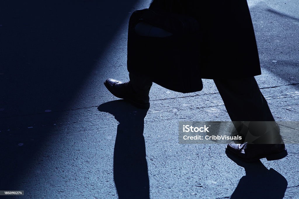 Lone hombre de negocios caminando en la noche, las sombras de azul - Foto de stock de Andar libre de derechos