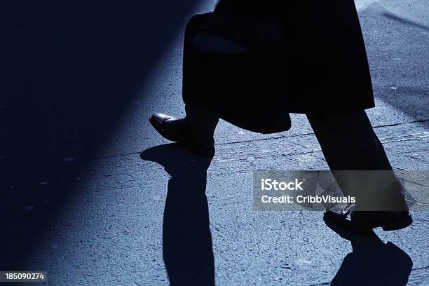 Lone Hombre De Negocios Caminando En La Noche Las Sombras De Azul Foto de stock y más banco de imágenes de Andar