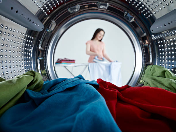 철 및 씻기의 발행기 - iron women ironing board stereotypical housewife 뉴스 사진 이미지