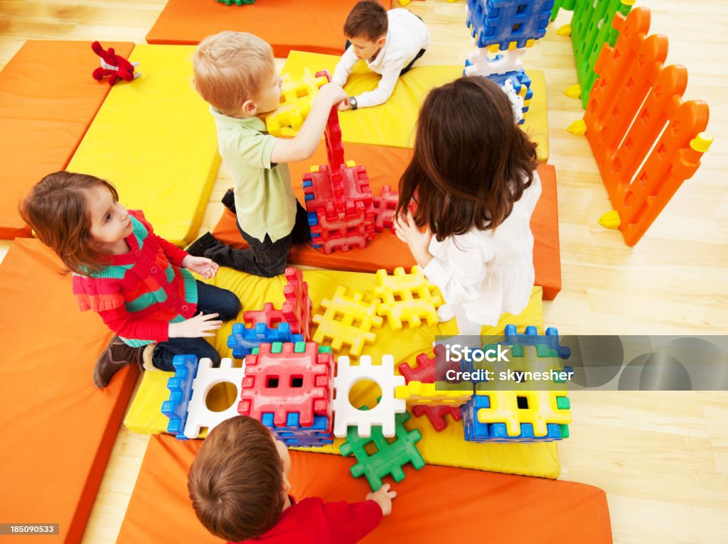 Acima vista das crianças empilhar blocos. - Royalty-free 4-5 Anos Foto de stock