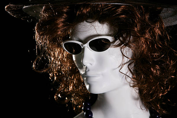 moda finta - wig hat mannequin isolated - fotografias e filmes do acervo