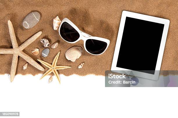 Wakacje Koncepcja - zdjęcia stockowe i więcej obrazów Plaża - Plaża, Białe tło, Komputer