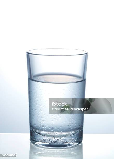 Bicchiere Di Acqua - Fotografie stock e altre immagini di Acqua - Acqua, Tazza, Bicchiere