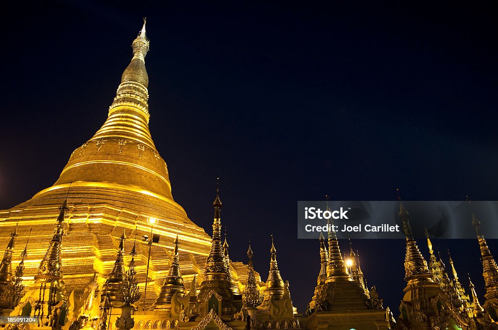 Pagoda di Shwedagon a notte - Foto stock royalty-free di Architettura