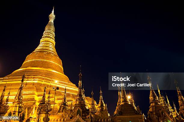 Pagoda Di Shwedagon A Notte - Fotografie stock e altre immagini di Architettura - Architettura, Buddismo, Cielo