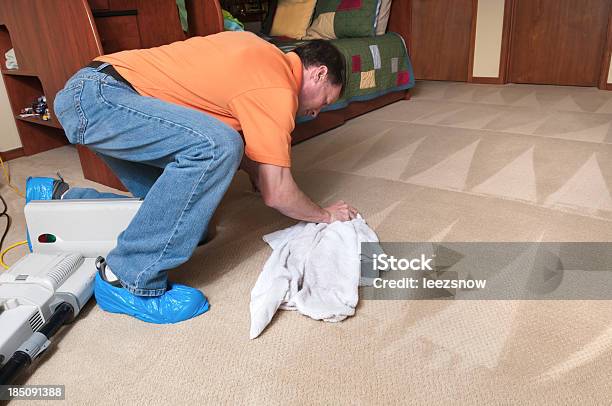 Professionelleputztuch Stockfoto und mehr Bilder von Abbürsten - Abbürsten, Arbeiten, Berufliche Beschäftigung