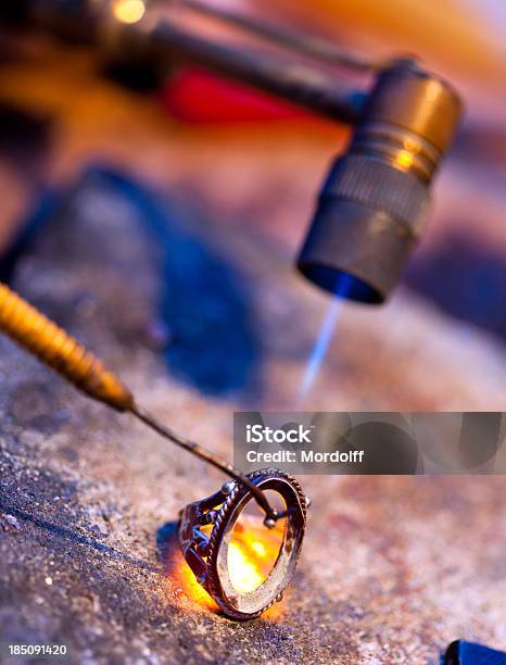 Broken Anello In Fase Di Riparazione - Fotografie stock e altre immagini di Gioielli - Gioielli, Artigiano, Fare