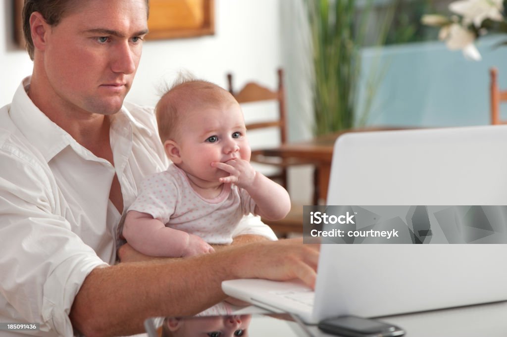 Padre con figlio lavorando in ufficio in casa - Foto stock royalty-free di 20-24 anni