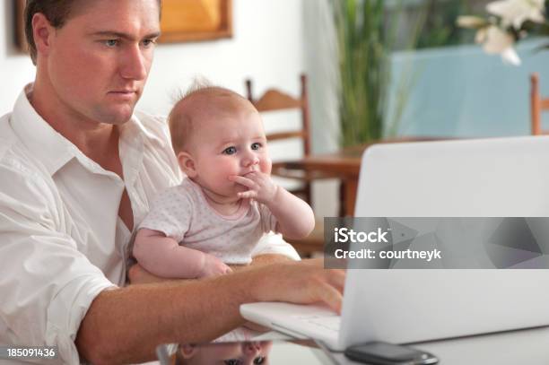 Pai Com Bebê Trabalhando No Escritório Em Casa - Fotografias de stock e mais imagens de 20-24 Anos - 20-24 Anos, 25-29 Anos, 6-11 meses