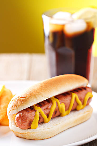 un hotdog classiques-frites avec du cola - mustard mayonnaise condiment relish photos et images de collection