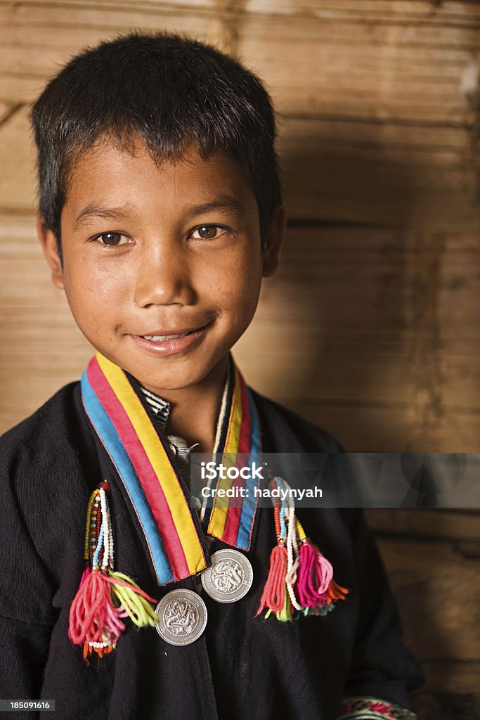 Portrait du petit garçon dans le nord du Laos Ethnie Akha - Photo de Asiatique de l'Est et du Sud-Est libre de droits