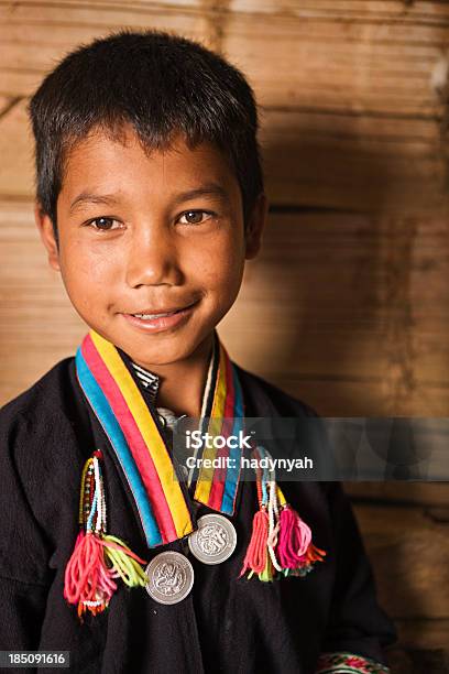 Ritratto Di Ragazzo Piccolo Akha Nel Nord Del Laos - Fotografie stock e altre immagini di Akha - Akha, Ambientazione esterna, Asia