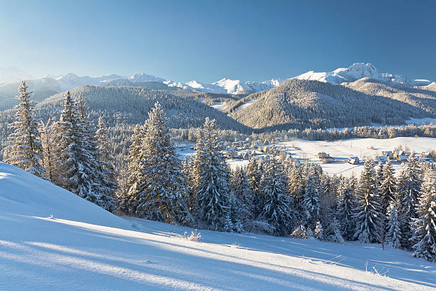 paisagem de montanhas de inverno - poland mountain tatra mountains giewont - fotografias e filmes do acervo