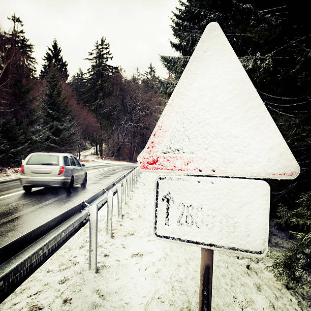 pokryte śniegiem znak drogowy, road - car winter road reflector snow zdjęcia i obrazy z banku zdjęć