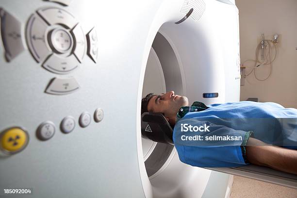大人男性が診察を Ct スキャナー - MRI検査のストックフォトや画像を多数ご用意 - MRI検査, MRI装置, 放射線治療