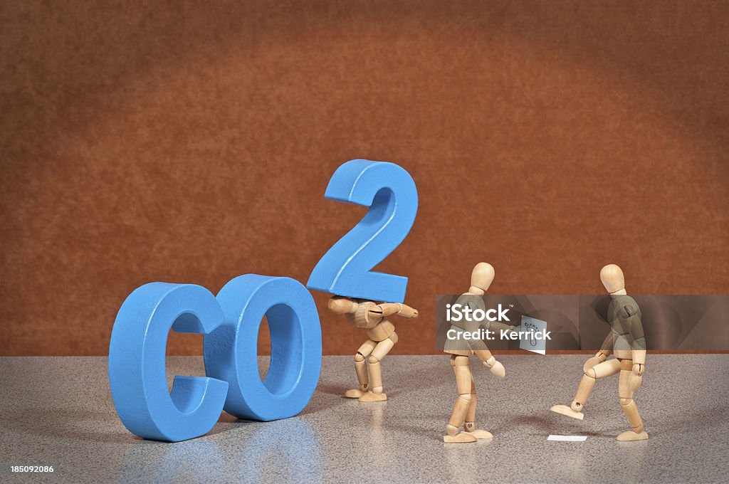 Carbon footprint CO2- hölzerne Kleiderpuppe was das Wort - Lizenzfrei Abgas Stock-Foto