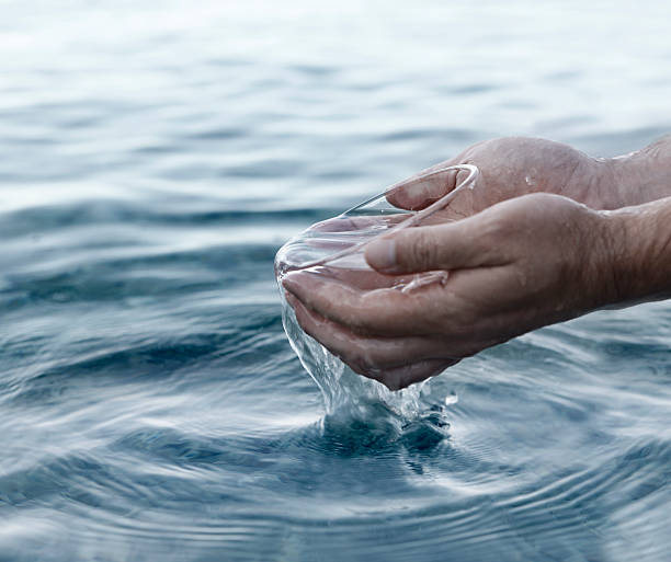 mani e acqua - benedizione foto e immagini stock