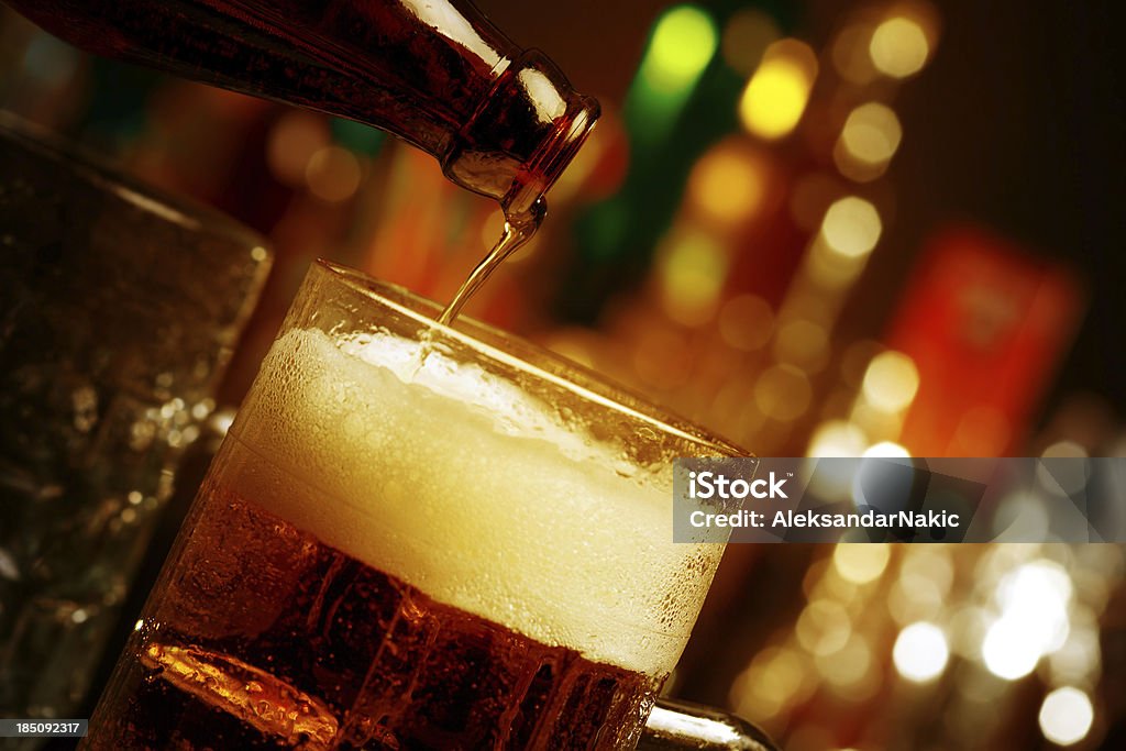 Bière sur un comptoir de bar - Photo de Alcool libre de droits
