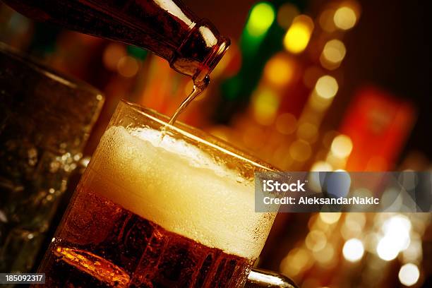 Photo libre de droit de Bière Sur Un Comptoir De Bar banque d'images et plus d'images libres de droit de Alcool - Alcool, Aliments et boissons, Bar
