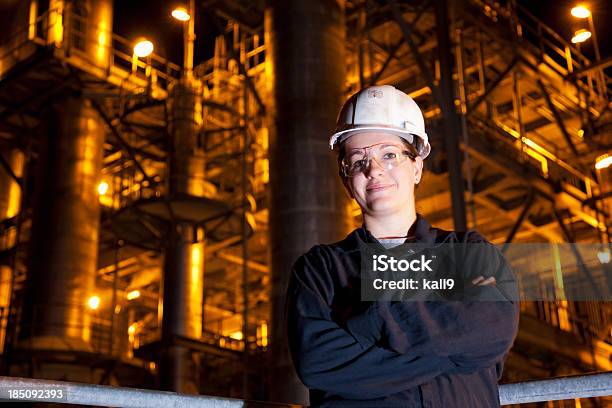 Foto de Trabalhadora Na Usina Química e mais fotos de stock de Ocupação - Ocupação, Refinaria, Mulheres