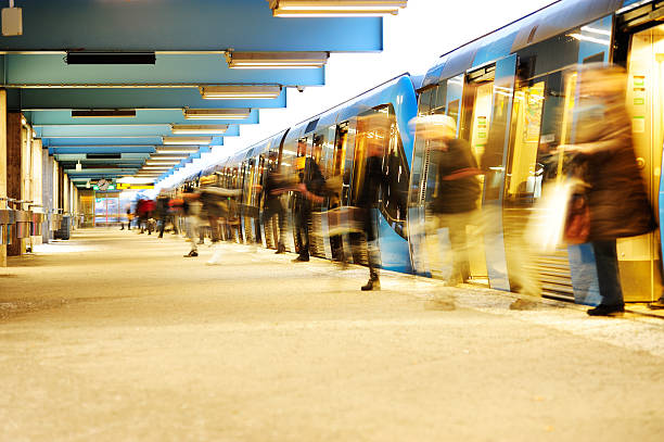 la sortie de métro - blurred motion motion group of people crowded photos et images de collection