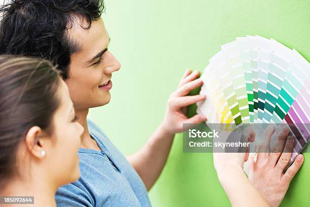 Feliz Pareja Elegir Color Para La Pared Foto de stock y más banco de imágenes de Colores - Colores, Muestra de colores, Escoger