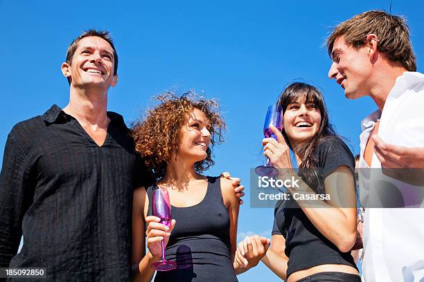 Disfruta De Una Bebida Al Aire Libre Foto de stock y más banco de imágenes de A la moda - A la moda, Adulto, Adulto joven