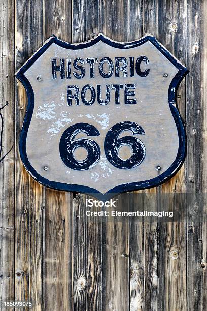 Route 66 아메리카나 역사적이다 막다 모양 고속도로 표지판을 울타리 2차선 고속도로에 대한 스톡 사진 및 기타 이미지 - 2차선 고속도로, 66번 국도, 갈색