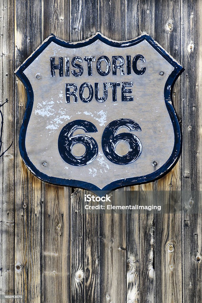 Route 66 Americana escudo histórico em forma de estrada sinal de Muro - Foto de stock de Abandonado royalty-free