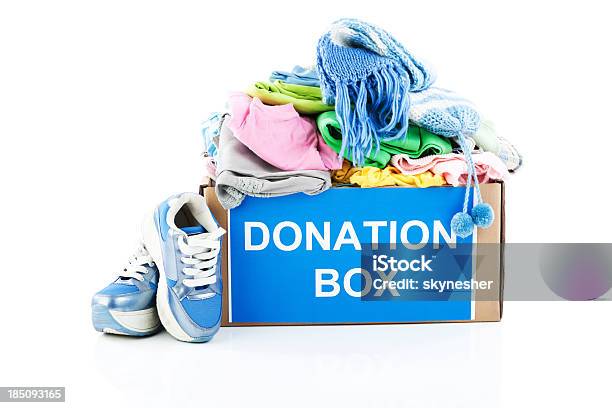 Caixa De Doação De Roupas Completo - Fotografias de stock e mais imagens de Doação caridosa - Doação caridosa, Caixa de Doação, Vestuário