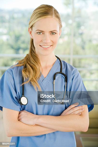 フレンドリーな看護師ポーズ - ヘッドショットのストックフォトや画像を多数ご用意 - ヘッドショット, ヘルスケアと医療, ヤングアダルト