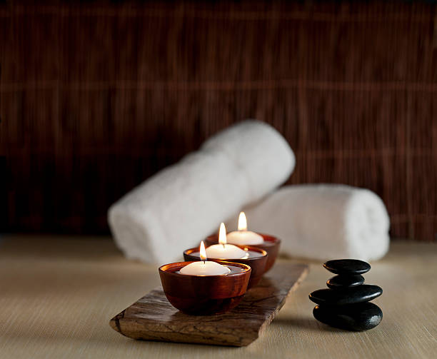 velas y un masaje en el spa zen piedras de fondo xxxl - floating candle fotografías e imágenes de stock