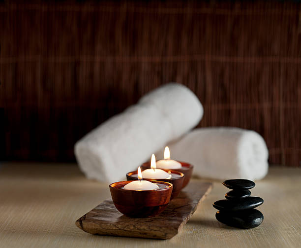 свечи и массаж камнями в спа-салоне zen spa-xxxl фоне - tranquil scene stone massaging zen like стоковые фото и изображения