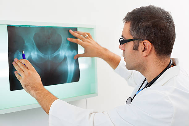 adulto médico examinar imagen de rayos x - sacrum fotografías e imágenes de stock