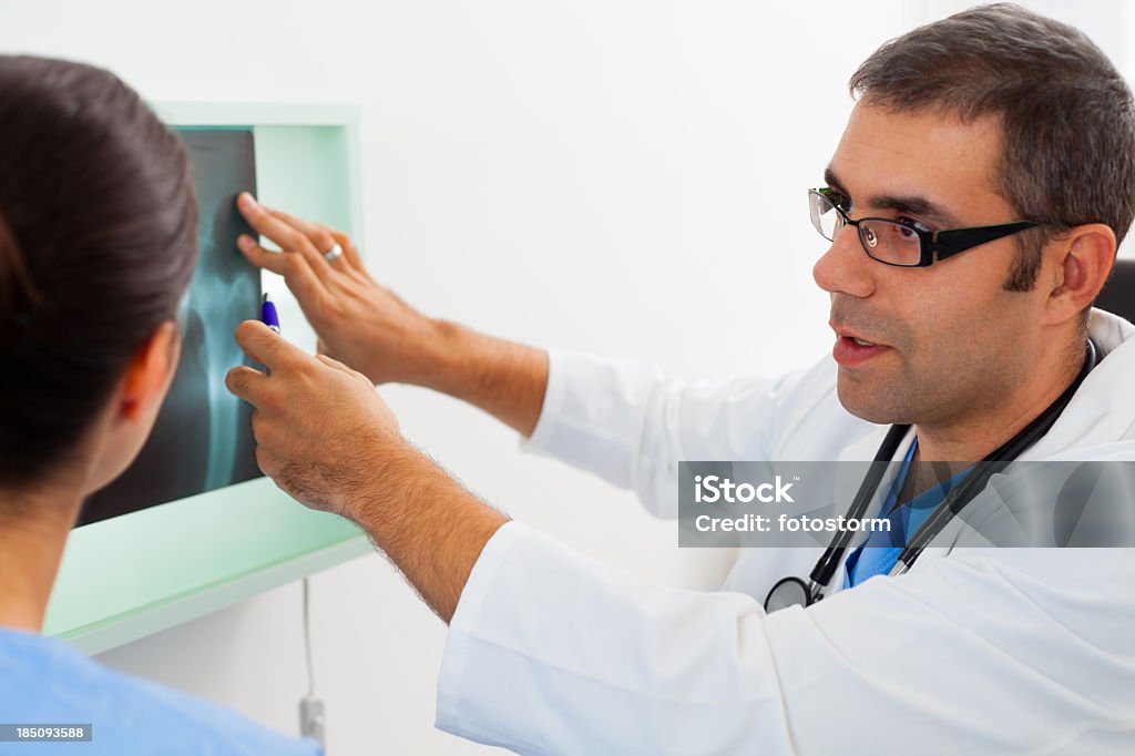Lekarze badając obraz rtg - Zbiór zdjęć royalty-free (Kość miedniczna)