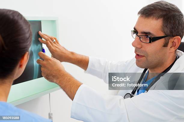 Médicos Examinar Uma Radiografia De Imagem - Fotografias de stock e mais imagens de Pélvis - Pélvis, Radiologista, Coluna vertebral humana
