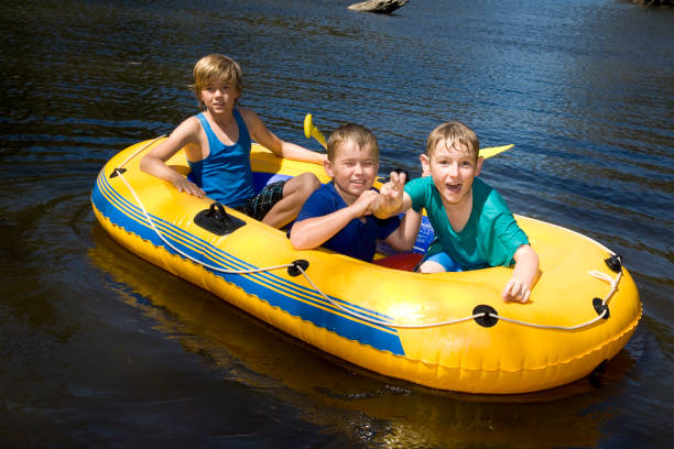 paseos en bote por el río - child inflatable raft lake family fotografías e imágenes de stock