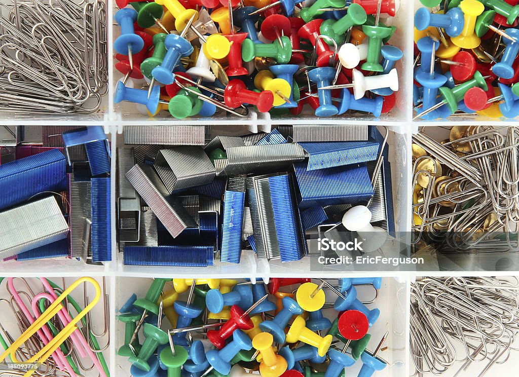 Организованная Коробка tacks paperclips и staples - Стоковые фото Без людей роялти-фри