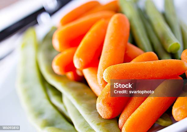 Karotten Und Grünen Bohnen Stockfoto und mehr Bilder von Gar gekocht - Gar gekocht, Möhre, Bildschärfe